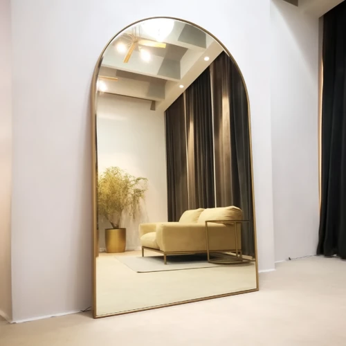 Lustro portalowe w złotej ramie 160×80–200×140 cm | Grand Arcadian 20 Lustro portalowe w złotej ramie Grand Arcadian w salonie z kanapą